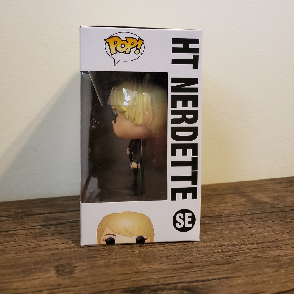 POP! Hot Topic Nerdette - Picture 2 of 6